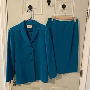 Le suit size 6 blazer skirt suit set